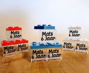 Bouwblokje met naam lego traktatie