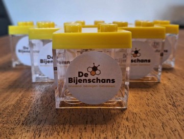 Geel lego blokje met eigen logo geprinte ronde sticker