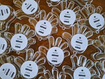 Ik zwaai gedag blanco achtergrond