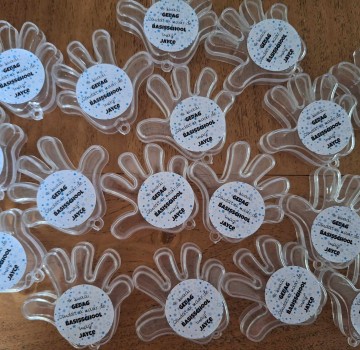 Ik zwaai gedag handje