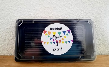 Sushi doosje ronde sticker vlaggenlijn